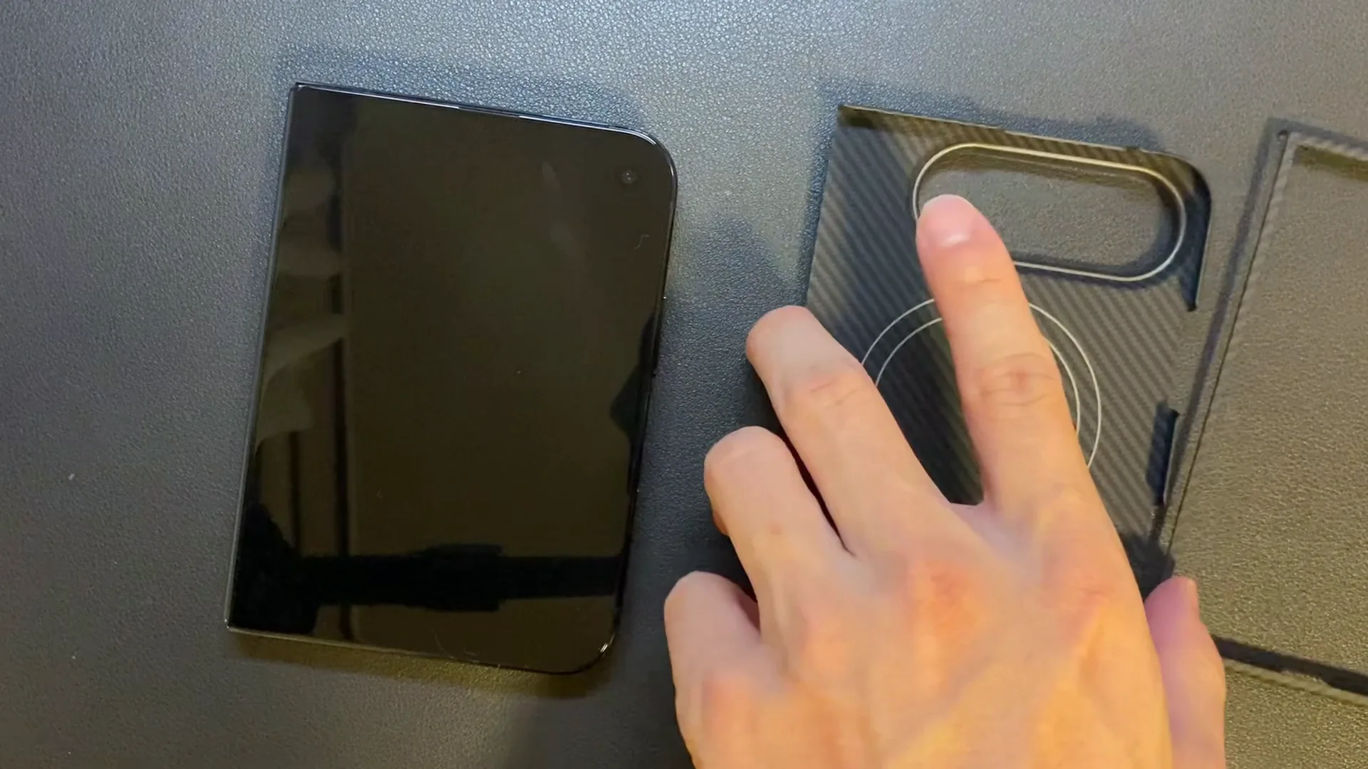 iPhone Duoとアラミド繊維の薄型ケースの部品