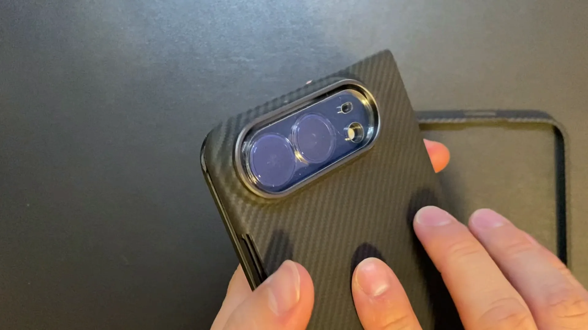 Sisyphyのアラミド繊維ケースを付けたiPhone Duoの背面