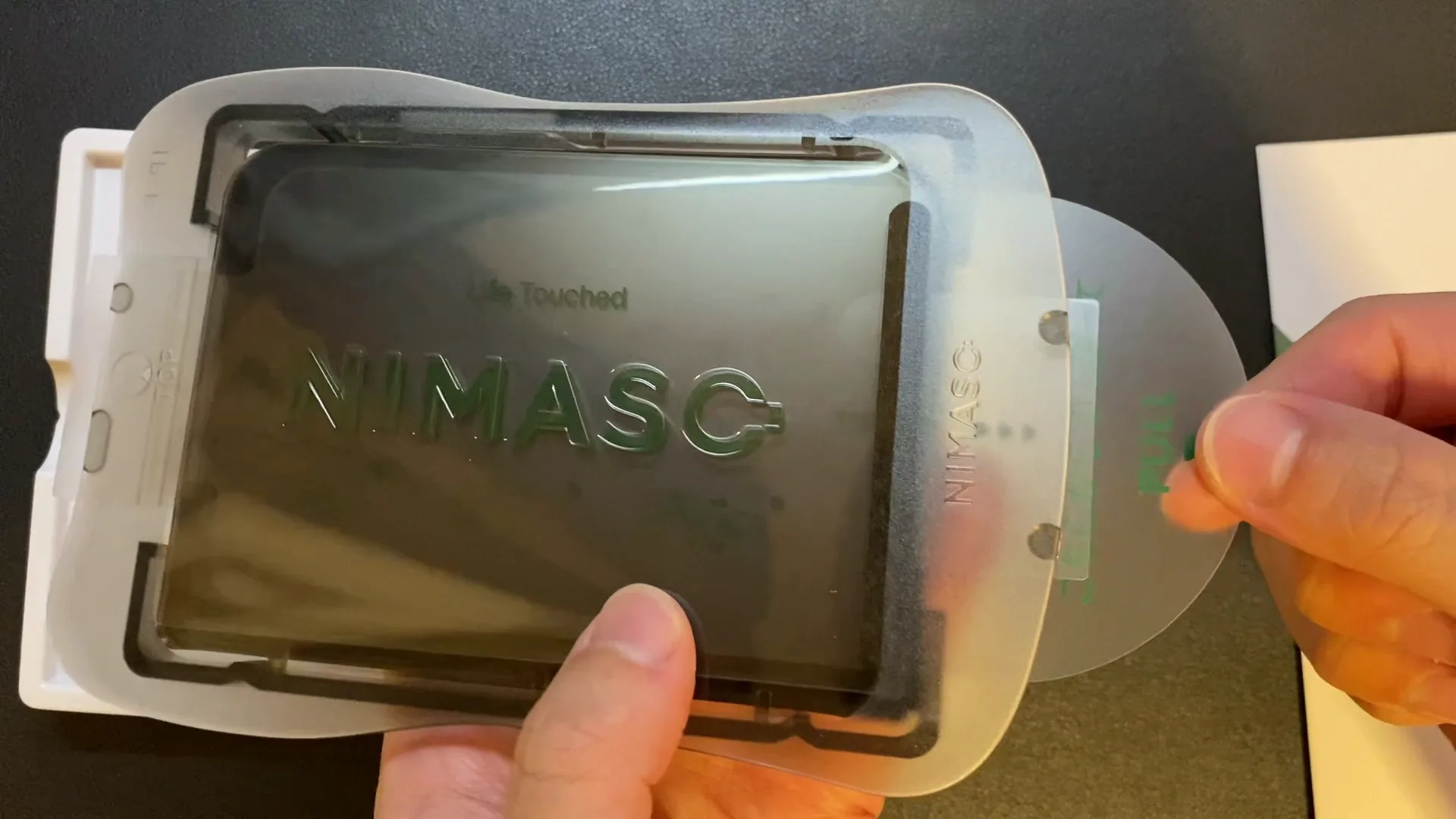 NIMASOのガラスフィルムをiPhone Duoに貼るところ
