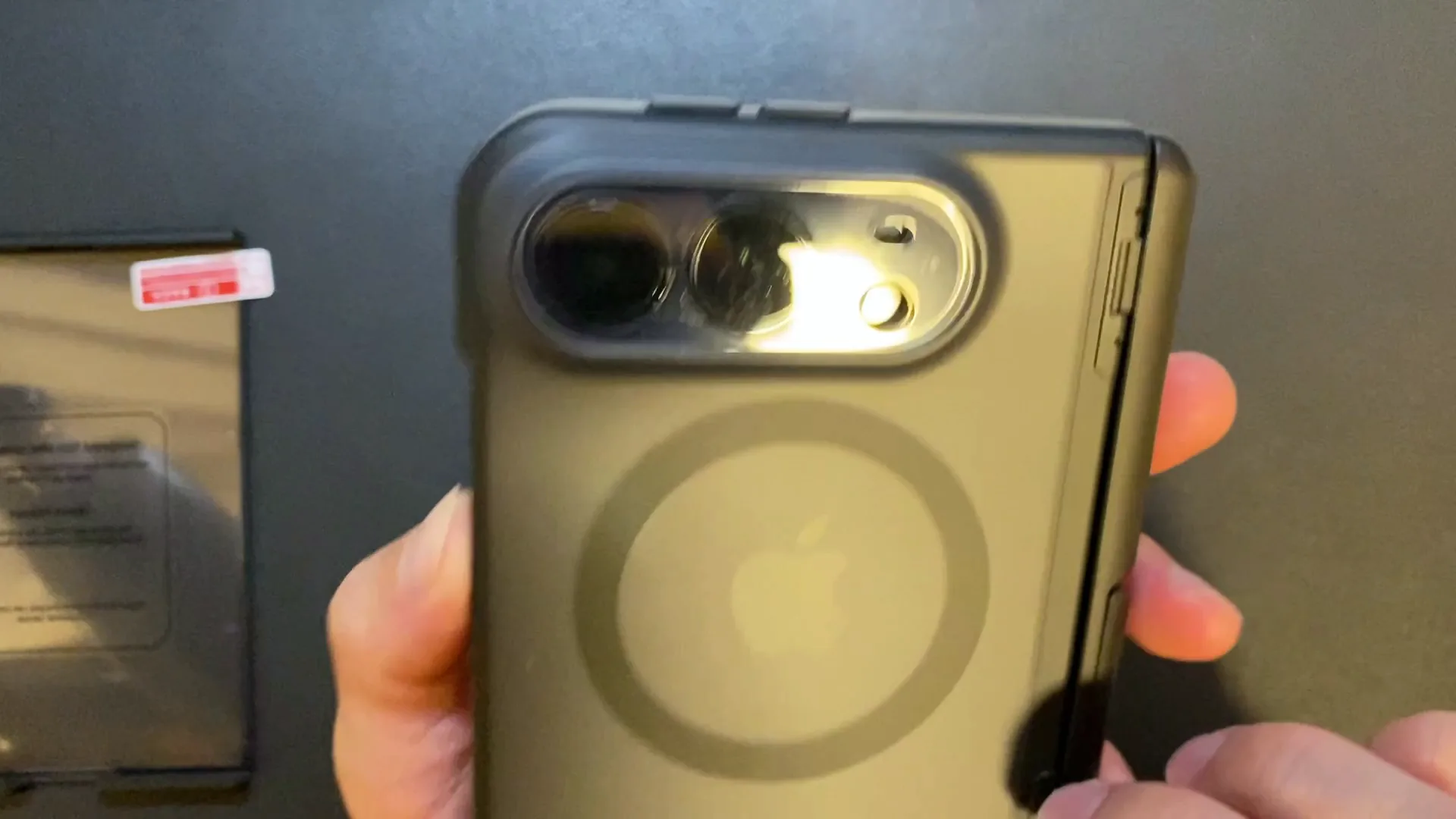 NINKIのケースを装着したiPhone Duoの背面