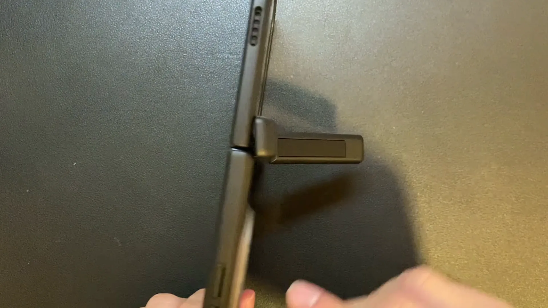 NINKIのケースのスタンドで自立したiPhone Duo