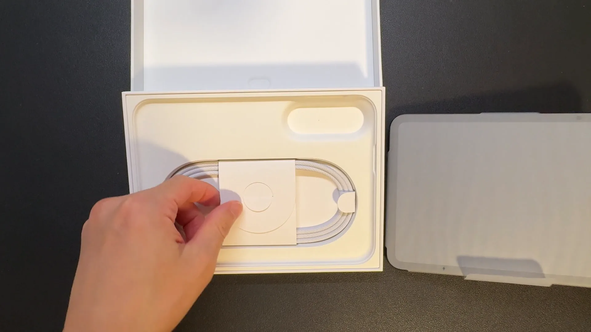 iPhone Duoの箱と付属品のUSB-Cケーブル